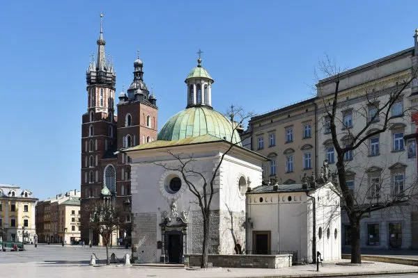 Главният пазарен площад с църквата Света Мария в Краков