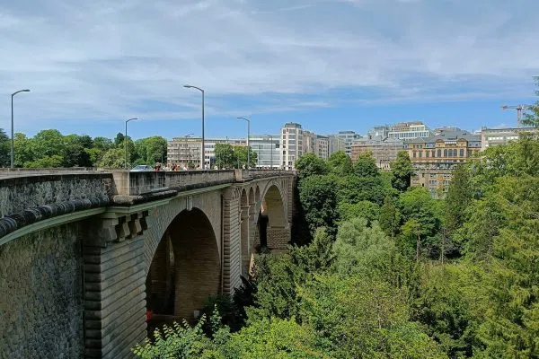 Каменният мост Адолф прекрачва зеления пролом на Петрус