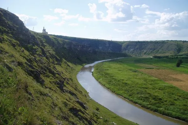 Катедралата Рождество Христово и камбанарията в централния парк на Кишинев, Молдова