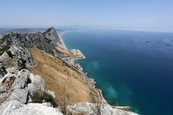 Гребенът на Гибралтарската скала над синьото Средиземно море