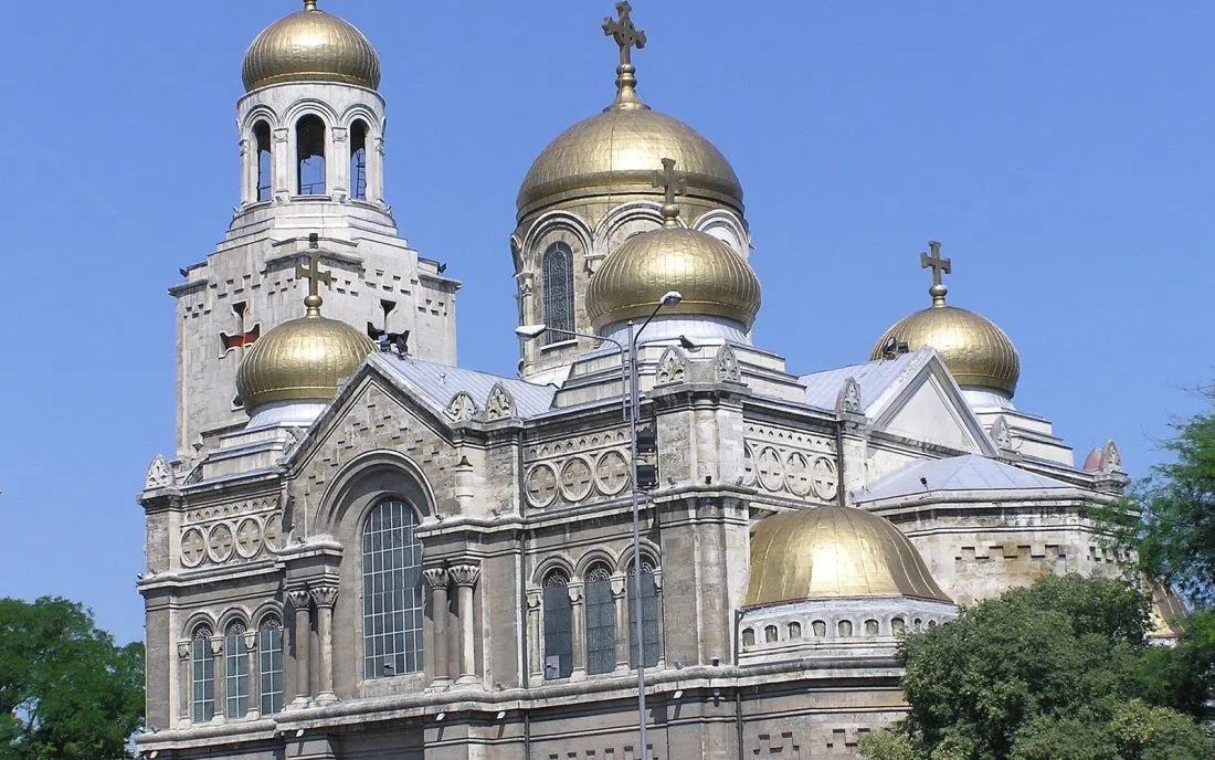 Златните куполи на катедралата Успение Богородично в центъра на Варна