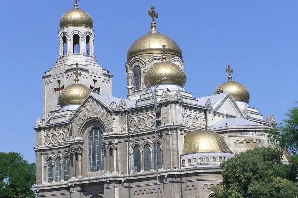 Златните куполи на катедралата Успение Богородично в центъра на Варна