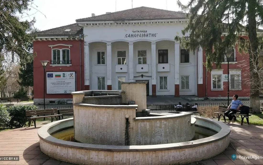 Читалище Саморазвитие и фонтанът на централния площад в Завет