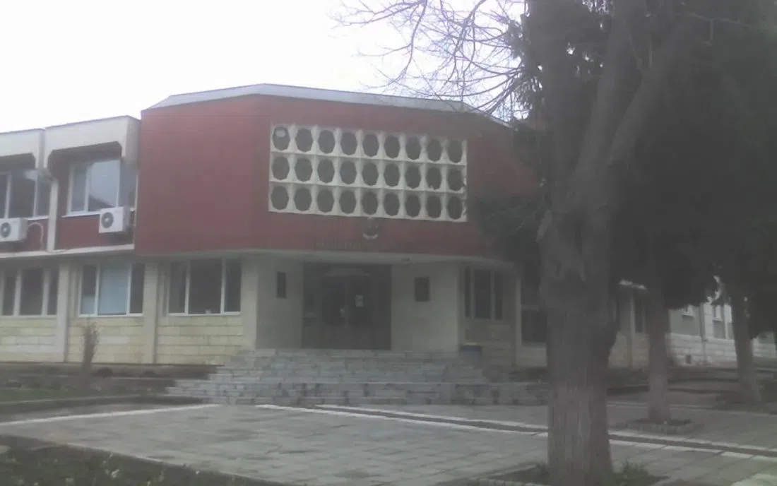 Сградата на общината в Завет сред озеленен площад